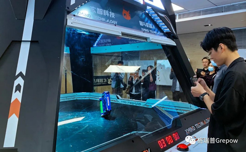 玄智科技同事在新辦公場所，展示了輕量級格斗機(jī)器人表演