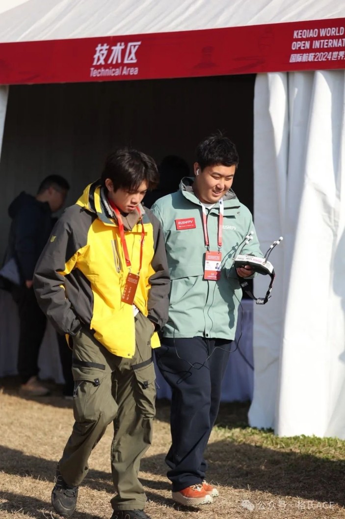 左云飛屹、右李冠辰