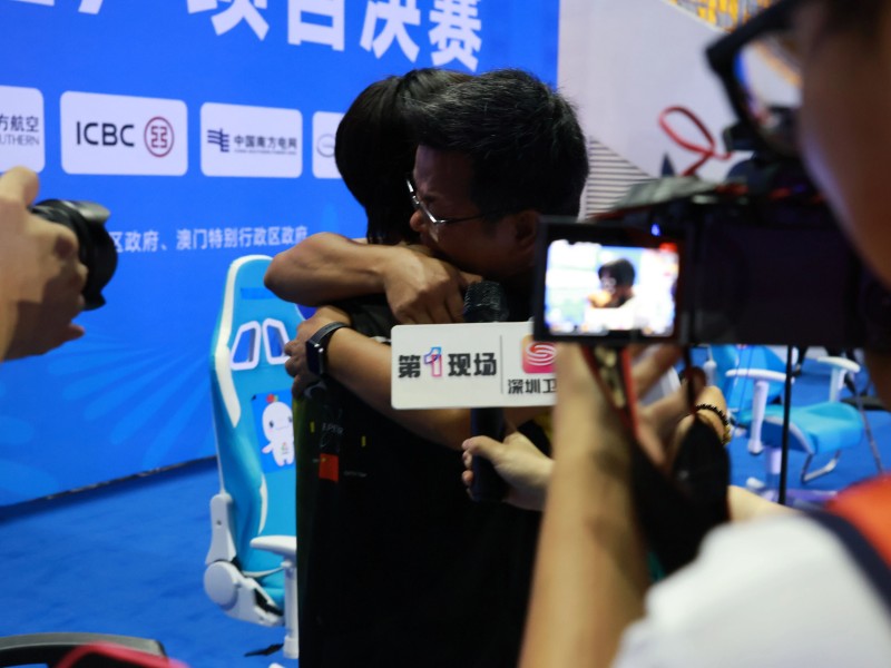 小白奪冠，師傅黃教練忍不住淚灑現(xiàn)場(chǎng)