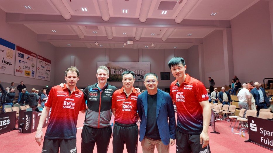 孟繁博與格瑞普T總，其他球員合影